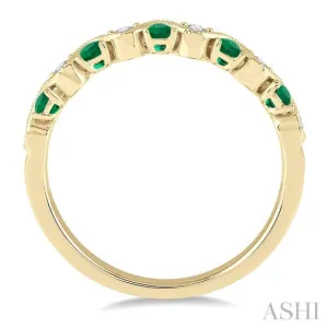 1/6 Ctw Round Cut Diamond and 1.80mm Emerald Precious Waves Wedding Band in 14K Yellow Gold