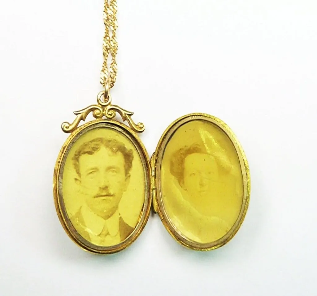 Edwardian Hallmarked 9ct Yellow Gold Locket Heart Cartouche E R With Elegant 18 Inch Necklace