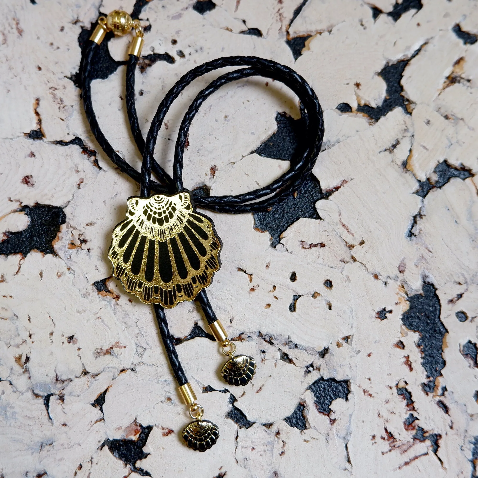 FAN CLAM BOLA . necklace