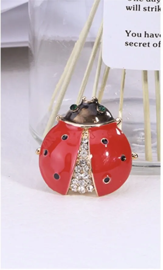 Ladybird beetle brooch vintage look queen broach gold plated bug pin k21 bird