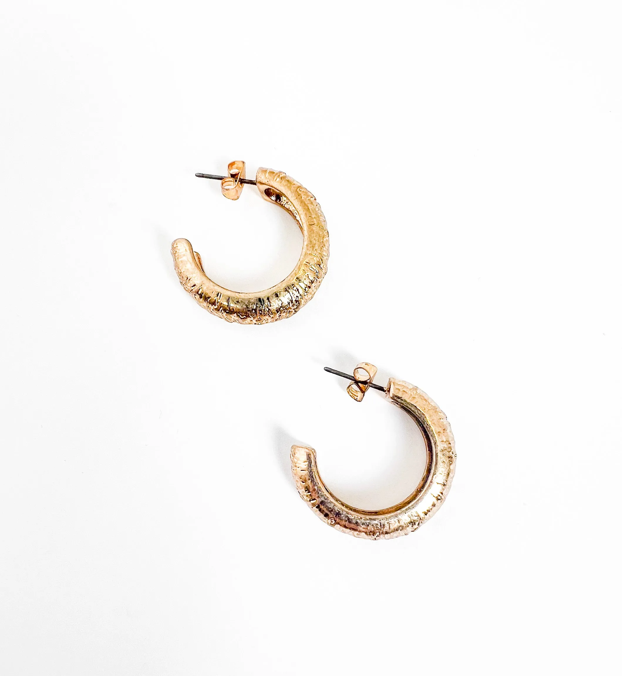 TEXTURED GOLD HOOP